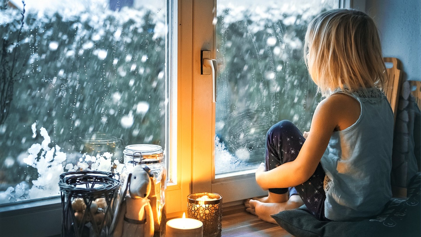 Сидим месяц дома. Снег за окном. Зимнее окно. Девочка у окна. Окно зимой.